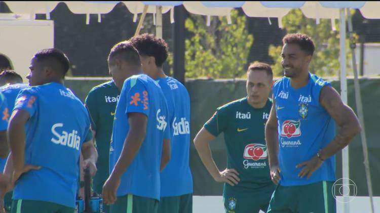 Com lesão e corte de Wesley, Seleção Brasileira volta a sofrer pela terceira Copa seguida com jogadores da lateral-direita