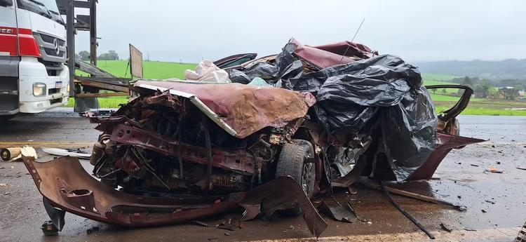 Homem morre e quatro pessoas ficam feridas em acidente com dois carros e dois caminhões na RS-135