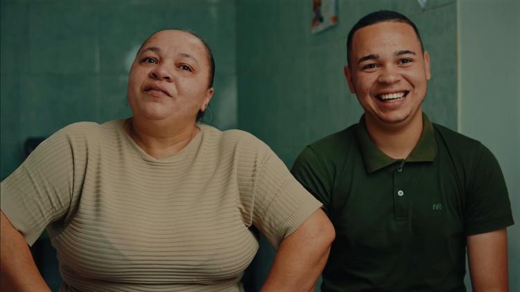 Após 8 anos de oração, filho leva mãe que tentou matá-lo a Jesus: “Tudo se fez novo”