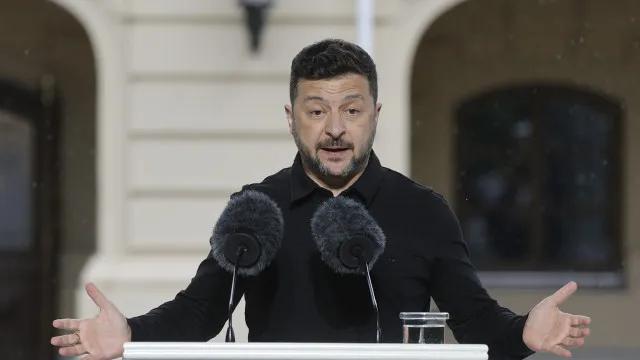 Zelensky chega a Londres para reunião com Starmer, Merz e Macron