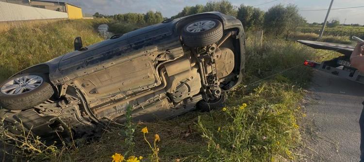 Francavilla Fontana, auto si ribalta nel canale Pendinelle: illesa mamma con il figlioletto