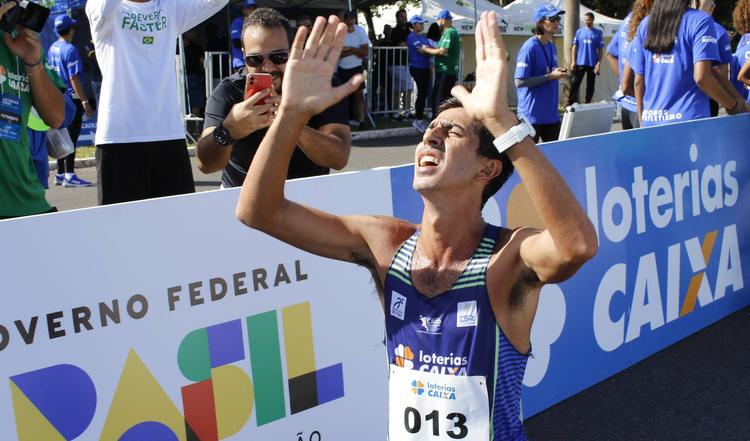Caio Bonfim vence prova de 20km de marcha atlética com recorde brasileiro