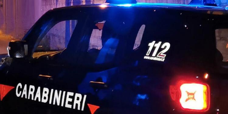 Donna morta in casa con ferite da coltello, giallo a Parma