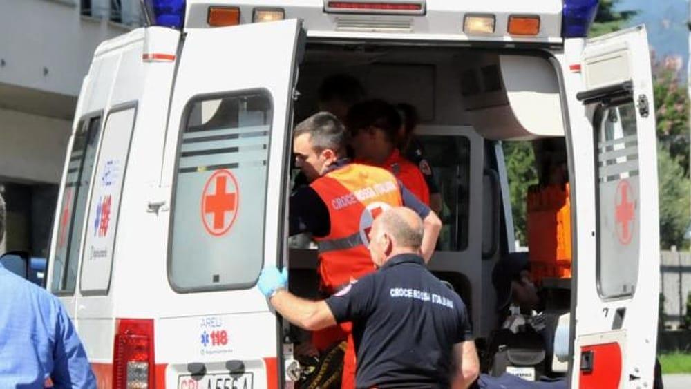Giallo ad Aversa, uomo precipita da un palazzo di via Di Giacomo: indagini in corso