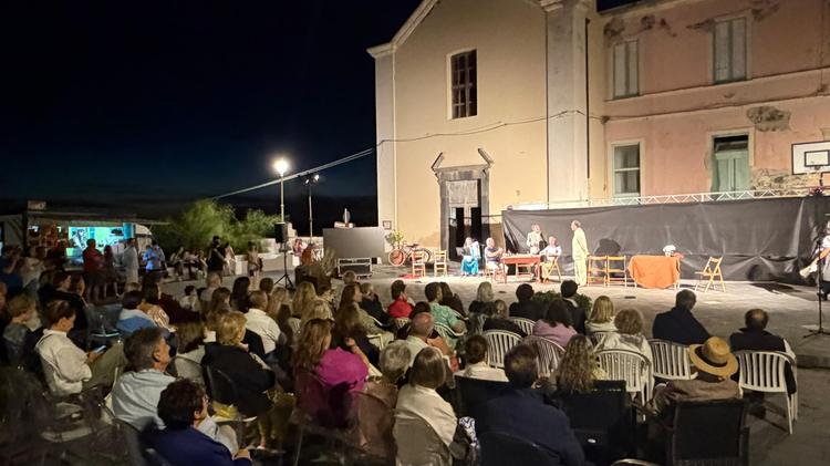 Salina, la compagnia di Milazzo Tabula Rasa riporta in scena il Postino. Grazie al Premio Troisi