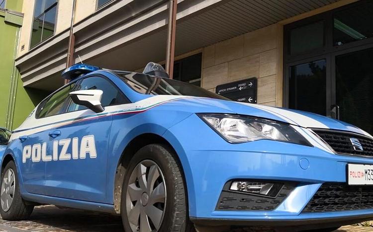 Si barrica in casa a Reggio, la sorella dà l’allarme: uomo soccorso dalla polizia