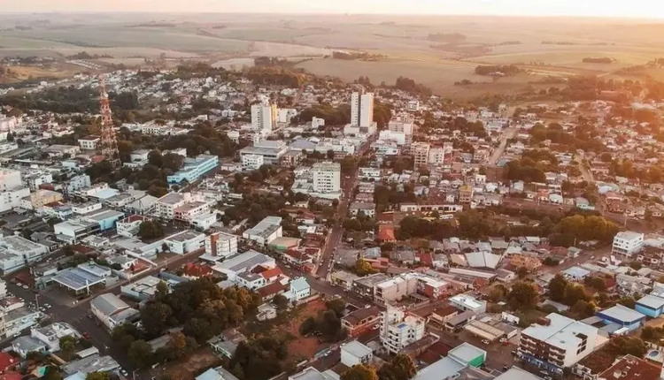 Motociclista morre após colidir contra árvore em avenida de Palmeira das Missões