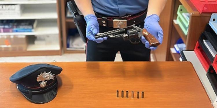 Spara per mettere in fuga i presunti ladri, ma lavorava abusivamente e con il porto d'armi scaduto: 63enne denunciato a Crespellano