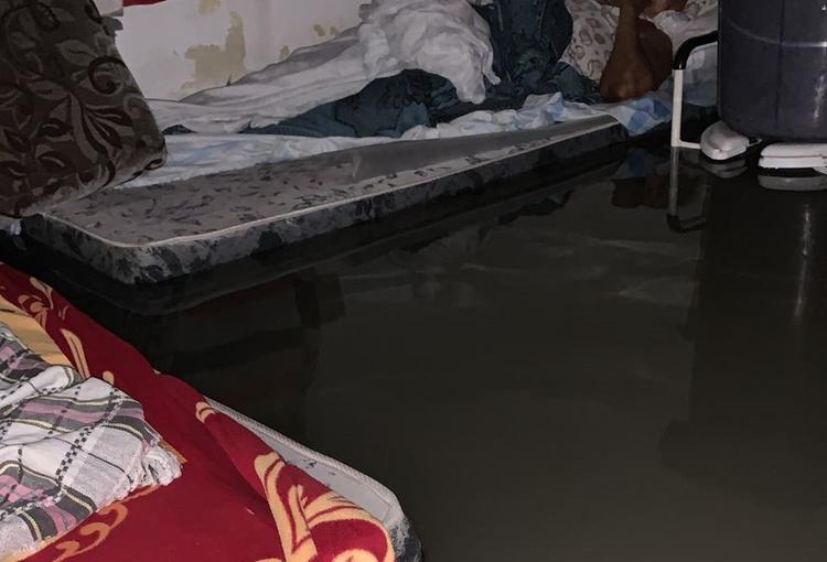 Casal de idosos acamados fica ilhado em casa após fortes chuvas, em João Pessoa