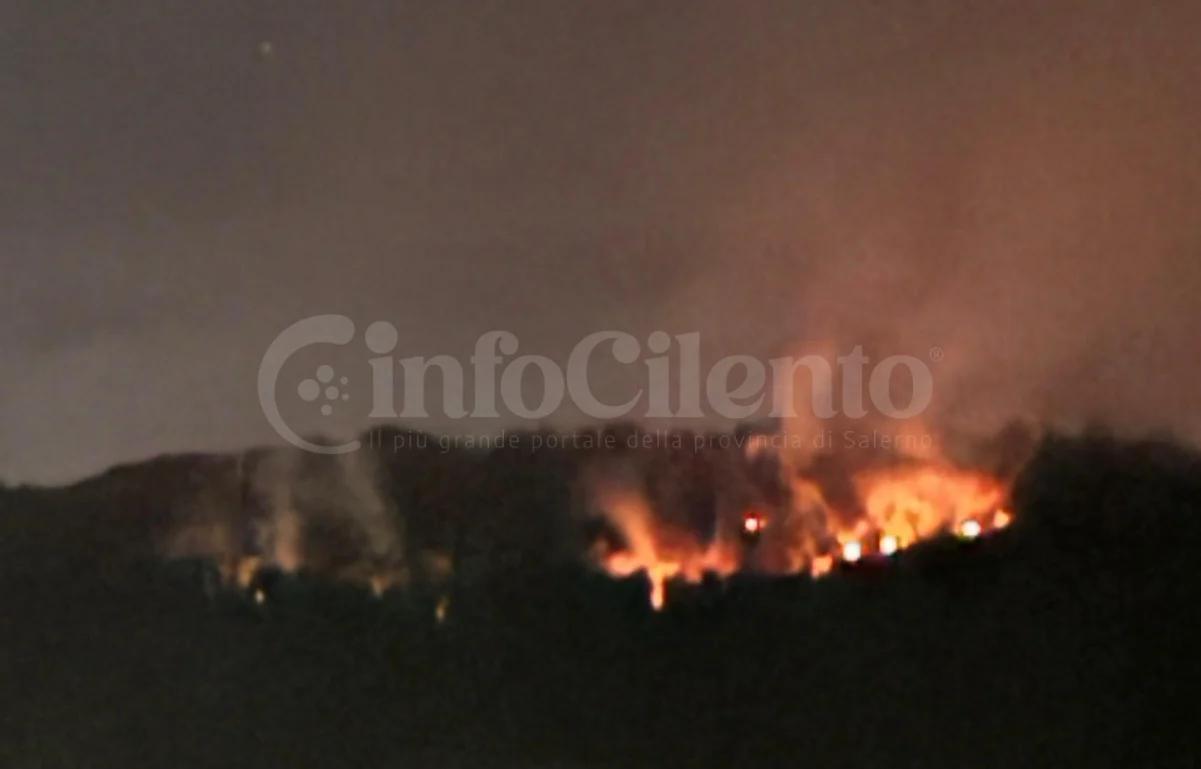 Incendio a Roccadaspide, fiamme in via Tempone Zerillo: brucia la montagna