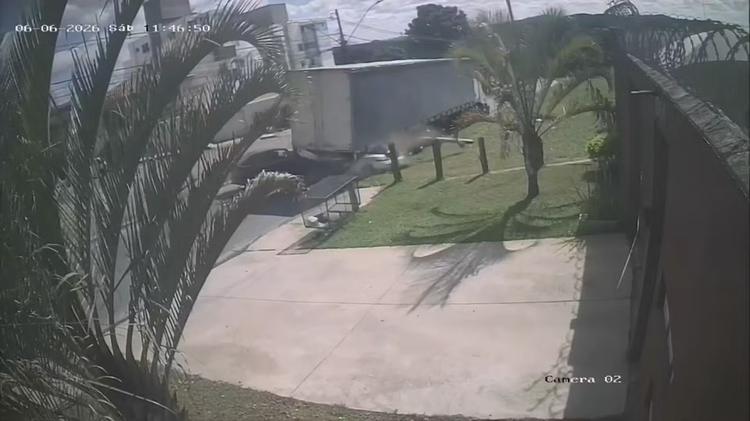 Carro é atingido por outro veículo, fica preso sob caminhão e deixa mãe e filho feridos em MG; vídeo registra acidente