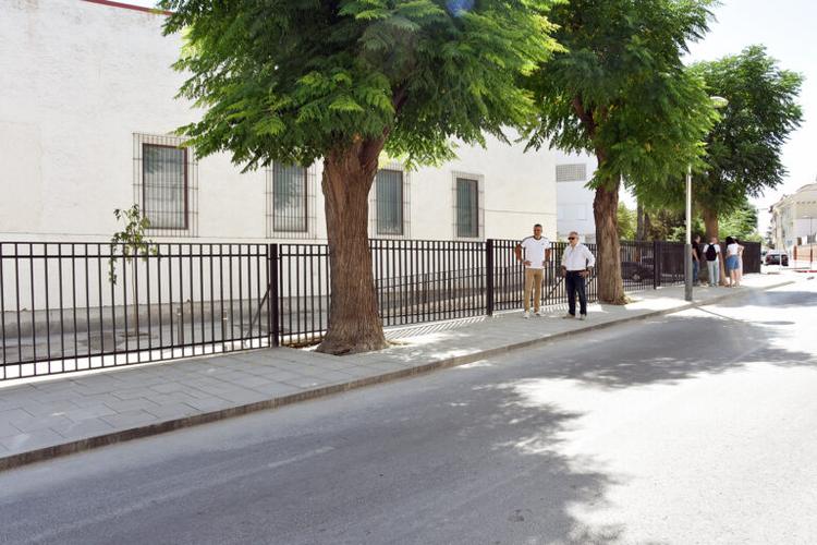 El Ayuntamiento mejora el tramo de acera del Conservatorio y sustituye el muro por un vallado metálico