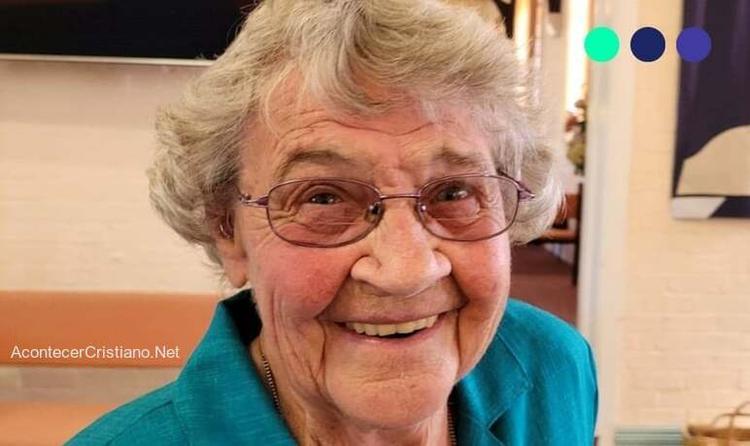 Anciana de 91 años sigue sirviendo a Dios en la iglesia: "El Señor nunca se detiene"