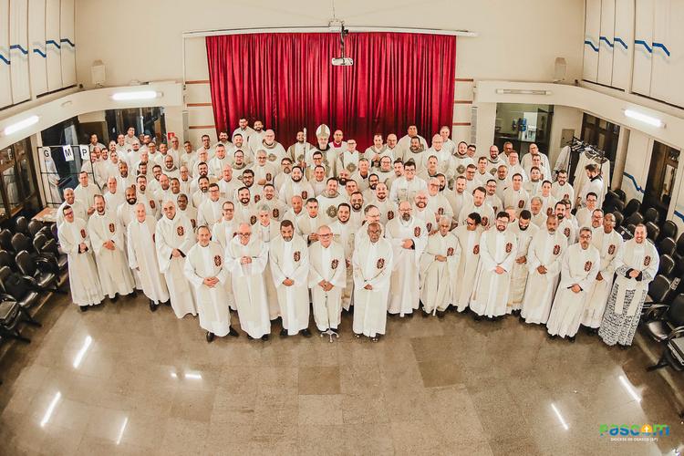 “Vamos proclamá-las como se fosse a primeira vez”, convida Dom João na renovação das promessas sacerdotais
