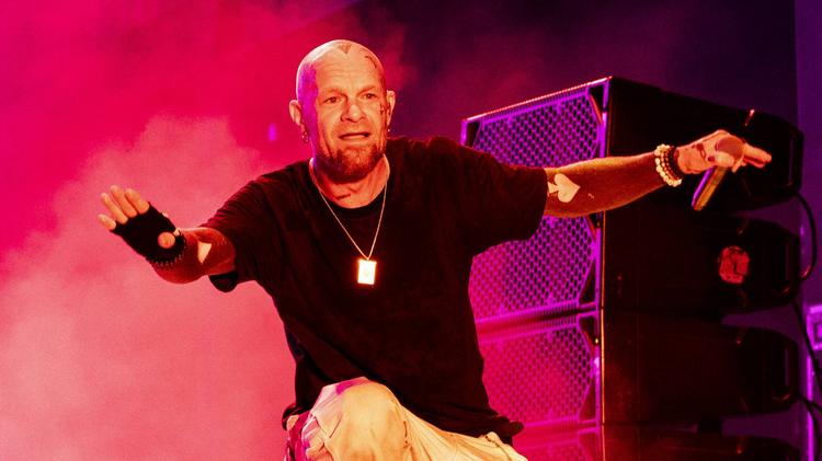 Ivan Moody durante show do Five Finger Death Punch em 2025 (Foto: Gary Miller / Getty Images)