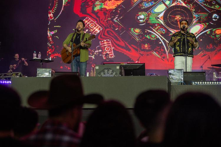 Bruno e Marrone celebram 40 anos de carreira com sucessos em arena lotada de Americana