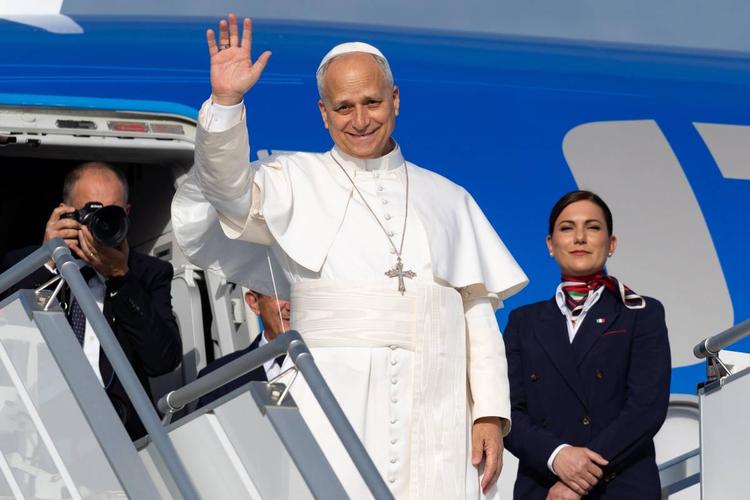 Il Papa vola in Spagna. Sfida il laicismo dei socialisti e le minacce degli islamisti
