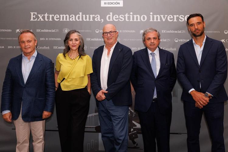 Manuel Martín, de la Asamblea de Extremadura; Imelda Rodríguez y Cesare Trippella, de Philip Morris España; Gabriel R. Álvarez, de la Cámara de Comercio de Cáceres; y Javier García Argueta, de la Asamblea de Extremadura.