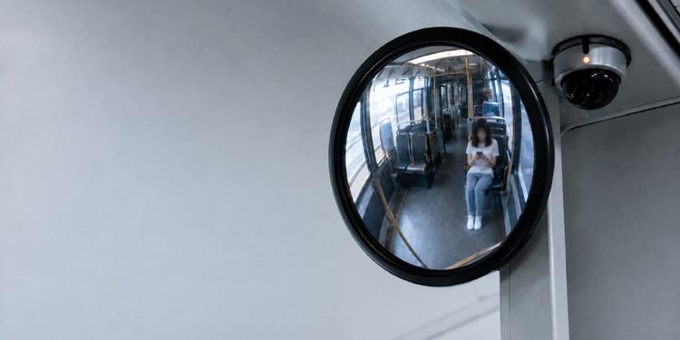 Milano, foto di passeggere dalle telecamere Atm in una chat sessista: scatta l'indagine