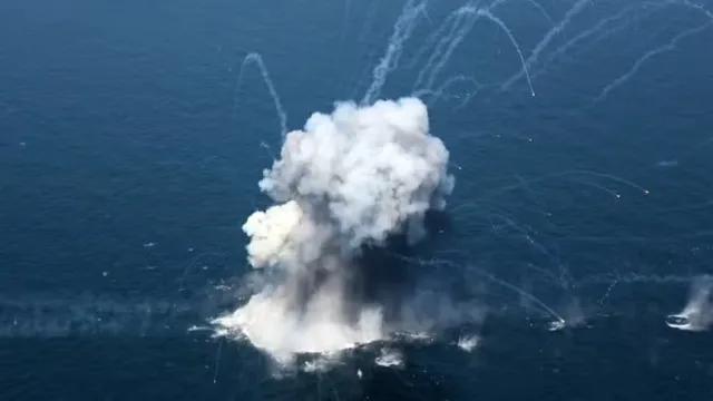 Irã atinge navio de guerra dos EUA com mísseis no Estreito de Ormuz