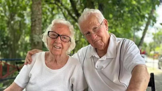 Casal que viveu junto por mais de 40 anos morre no mesmo dia em hospital no Rio