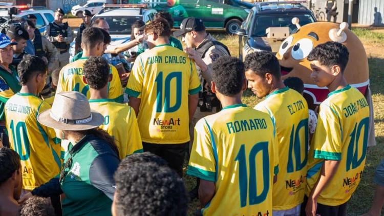 VÍDEO: Policial leva drible durante partida de futebol com adolescentes em Uberlândia