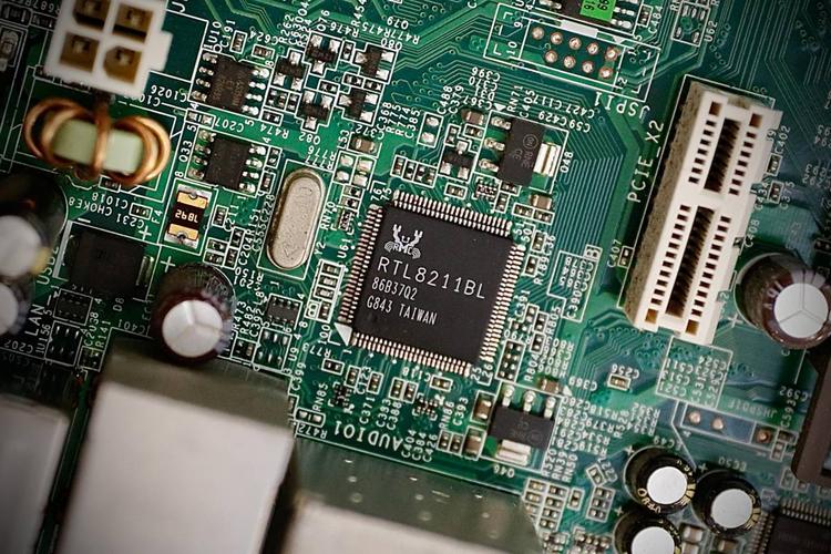 La tempesta chip investe le Borse. Listini in rosso in Europa e Usa