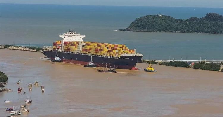 Embarcação atravessa frente de navio de grande porte durante entrada no Porto de Itajaí