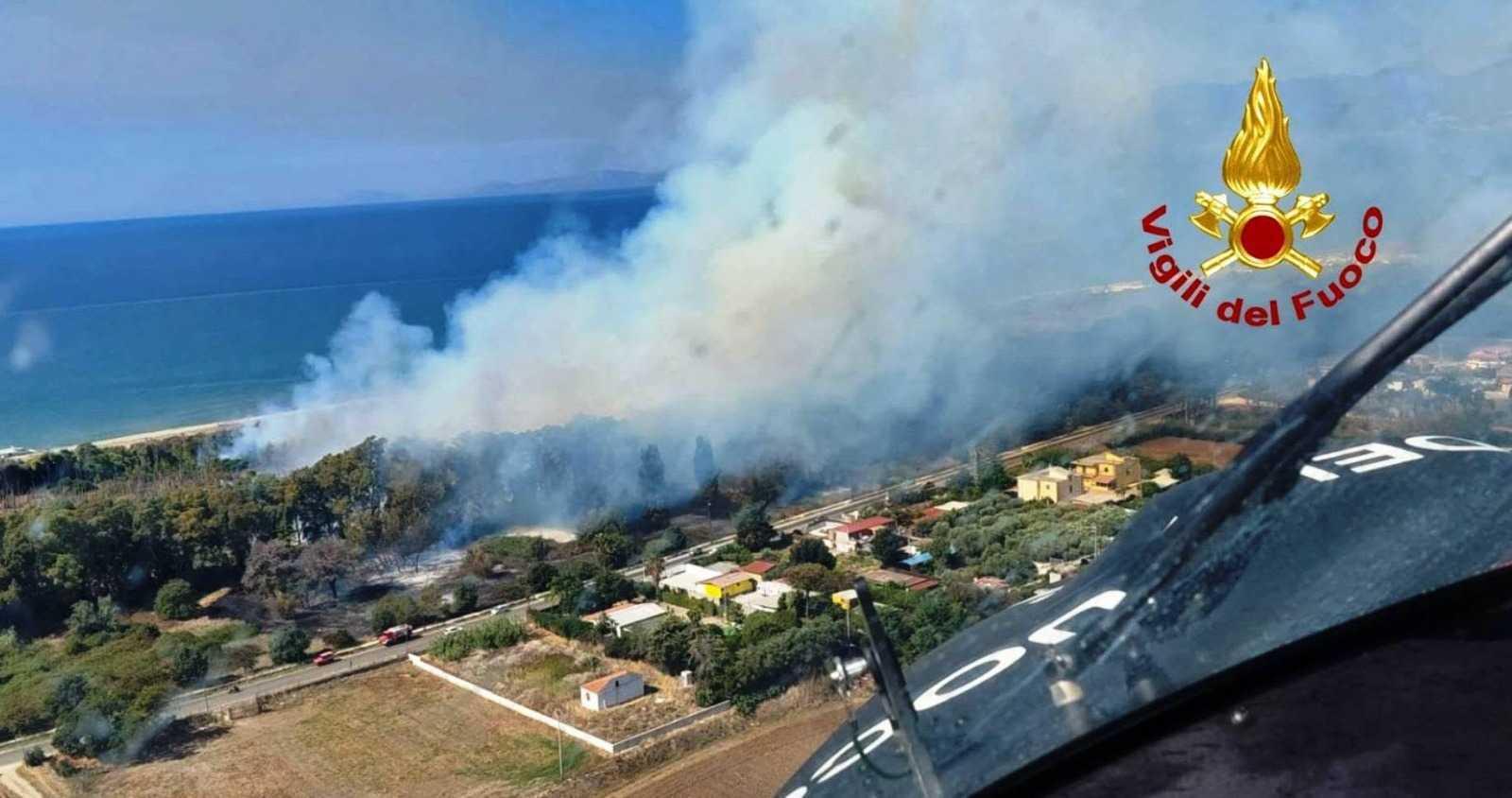 Incendio pineta tra Eboli e Battipaglia, l’Ente Riserve: «Servono interventi»