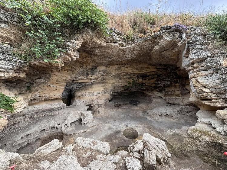 🏺🔍 Visita agli scavi delle grotte di Marineo, dove sono in corso le indagini archeologiche della sotto la direzione sc...