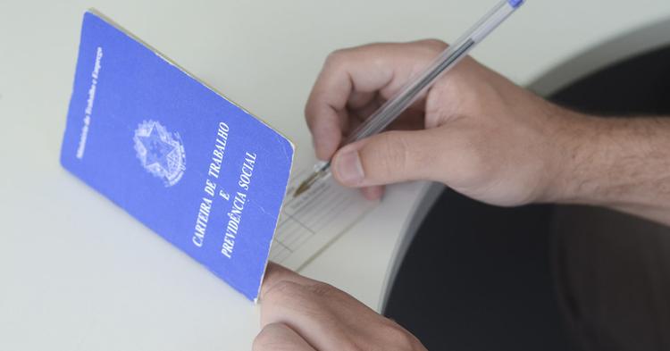 Desemprego recua a 5,3% com recorde de 103,3 milhões de trabalhadores ocupados