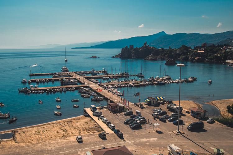 Il blu del mare, la luce e un orizzonte tutto da ammirare. 🌊 #visitcefalu