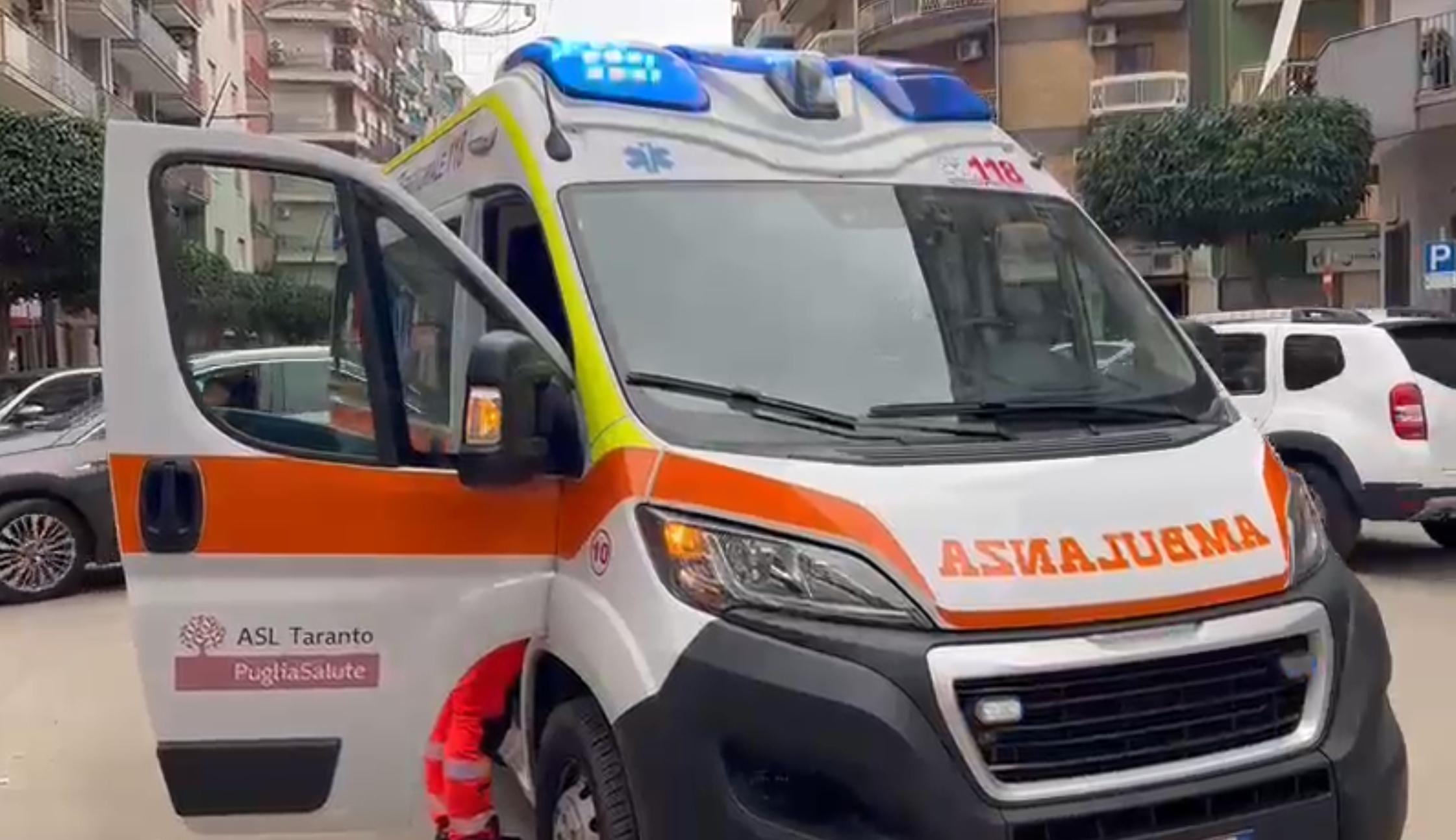 Alezio, finisce fuori strada e si ribalta con l’auto: 25enne in codice rosso