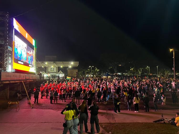 FOTOS: torcida se reúne em Campinas para acompanhar Brasil x Haiti