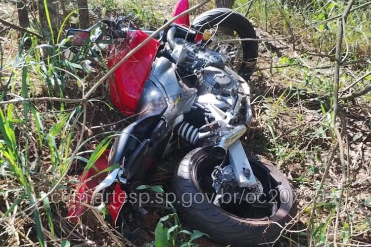 Motociclista morre após perder o controle da direção e bater em talude na SP-294, em Tupi Paulista