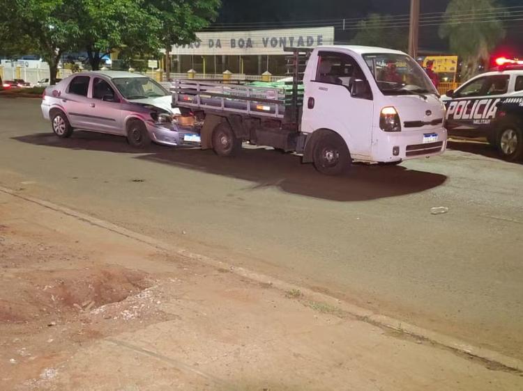 Motociclista para no semáforo e morre prensada entre carro e caminhão em avenida de Campo Grande