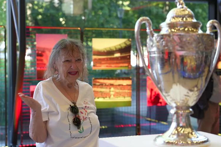 "C'est le club de la Région" : la Coupe de France du RC Lens exposée à Lille pour le plus grand bonheur des supporters