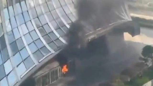 Aeronave atinge o maior arranha-céus de Pequim