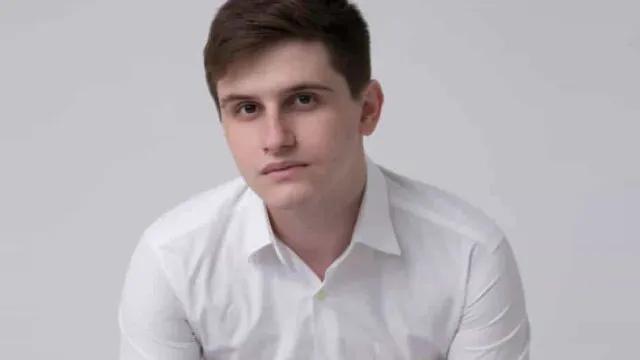 Lucas Pavanato xinga Caetano Veloso, e cantor processa deputado eleito