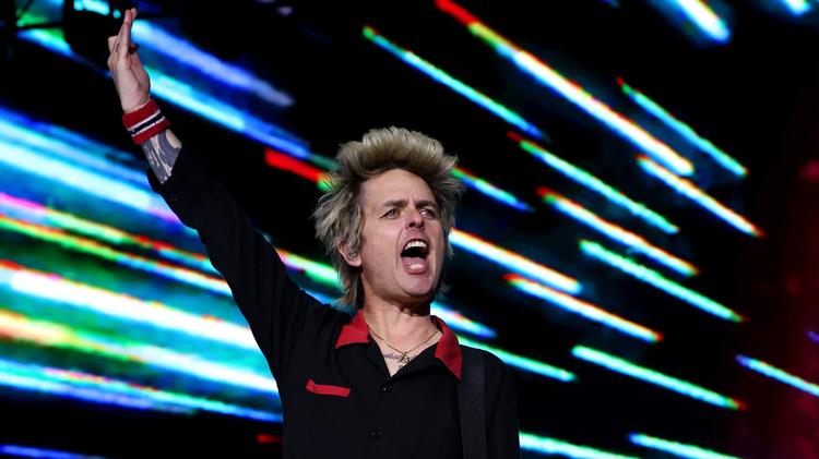 Billie Joe Armstrong (Green Day) lidera grupo em homenagem aos 50 anos dos Ramones