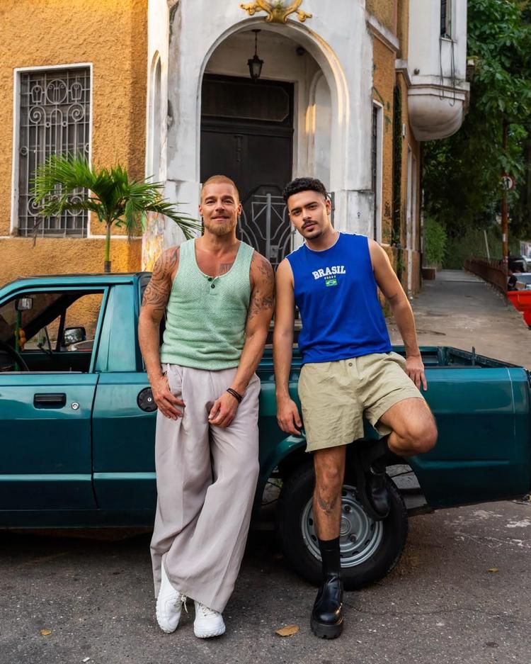 Pedro Sampaio e Ricky Martin Sobem as Ladeiras de Santa Teresa no Videoclipe de “Pikito, Pikito”