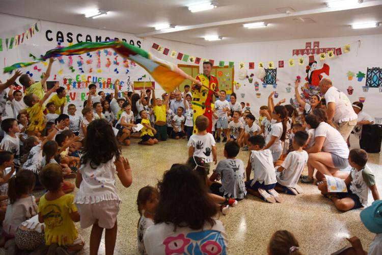 El Cascamorras de Honor visitó, un año más, la Escuela de Verano Municipal