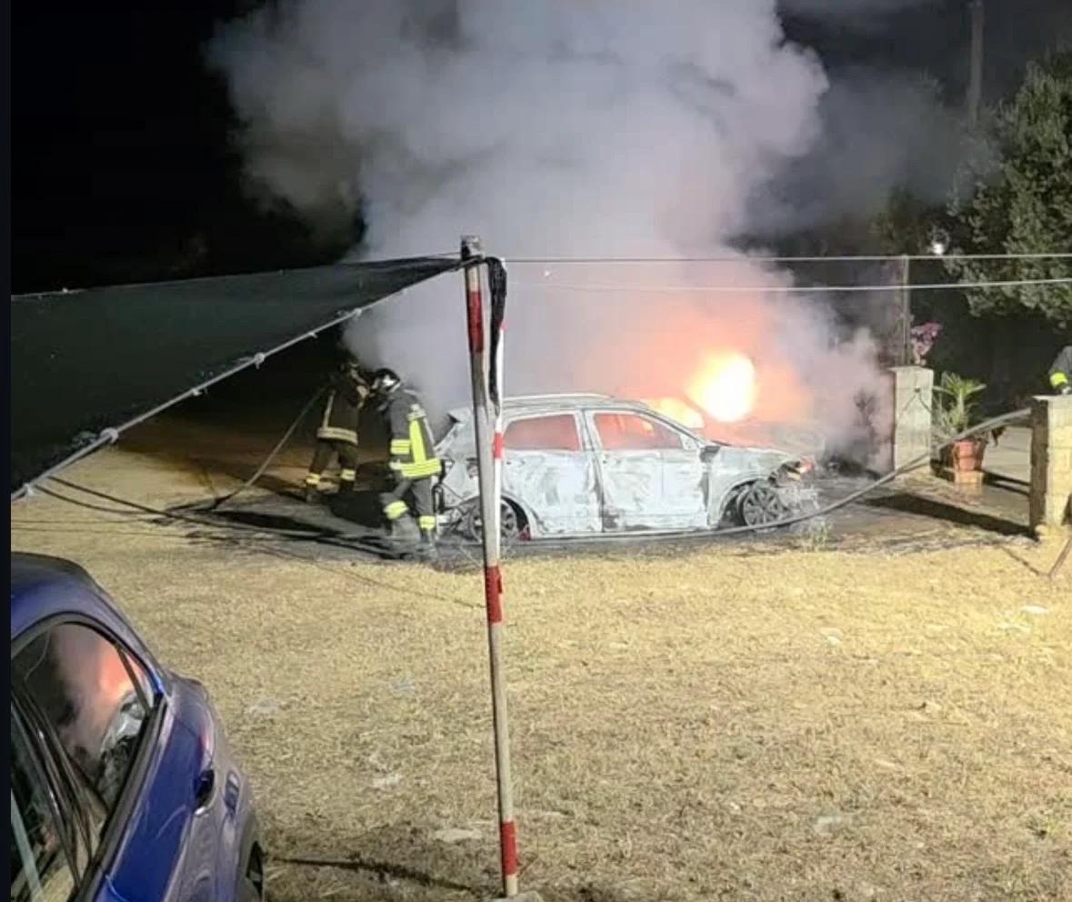 Castellabate, fiamme nella notte a San Marco: distrutte due auto