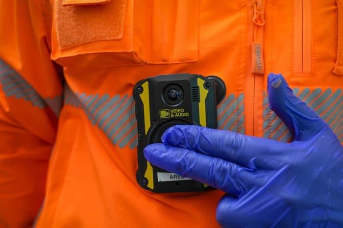 Aggressioni in pronto soccorso, la Lombardia investe nelle bodycam: 400mila euro per proteggere medici e infermieri
