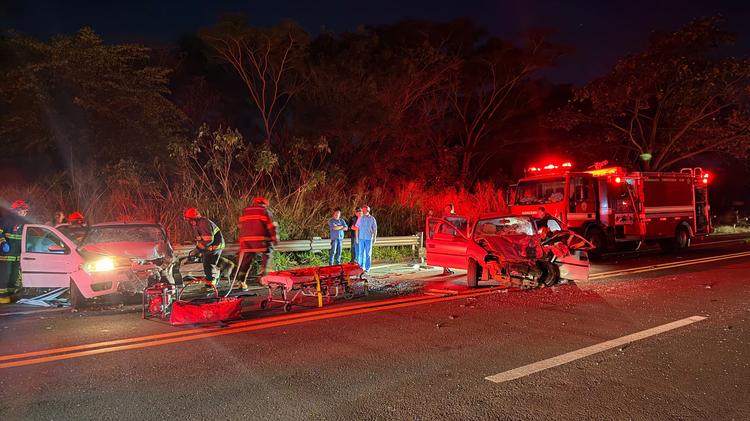 Batida frontal entre dois veículos deixa feridos em rodovia