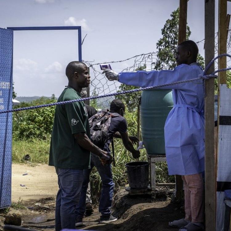 Ebola, un medico rientra in Italia dopo un contatto diretto. "In quarantena allo Spallanzani"