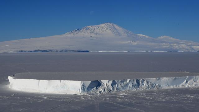 Vulcão ativo na Antártida expele pequenos cristais de ouro