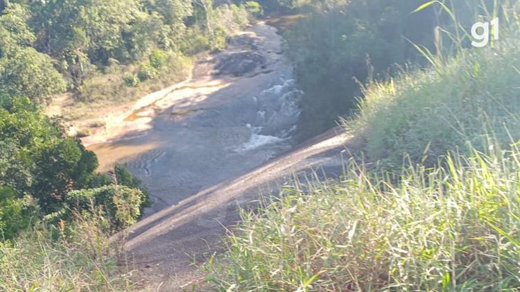 Jovem morre afogada ao tentar salvar irmã em cachoeira de Catuji