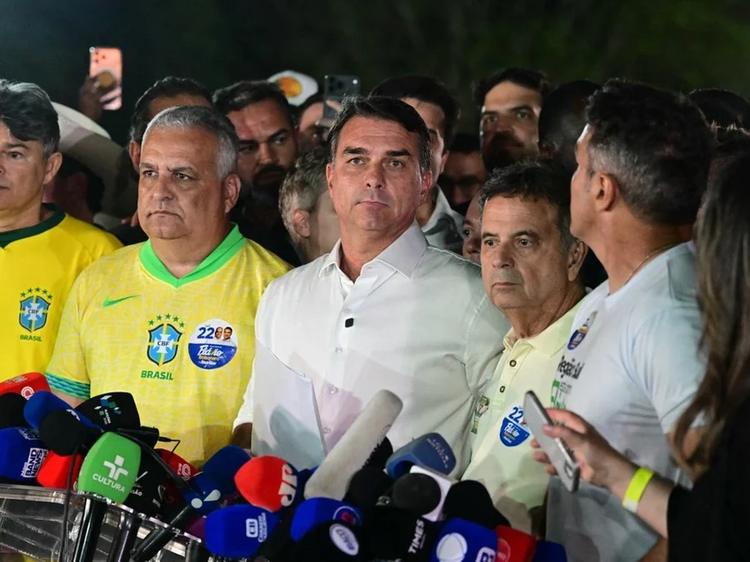 Flávio Bolsonaro afirma que vai pedir anulação das eleições após ser derrotado por Lula