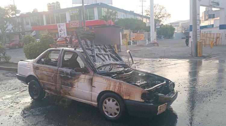 Auto se consume en llamas sobre Paseo Cuauhnáhuac; colapsa el tráfico en Jiutepec